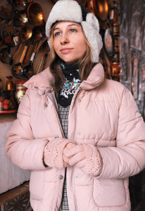 une femme avec une doudoune rose