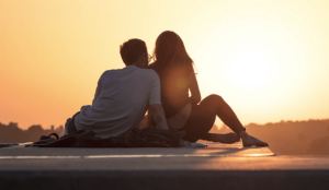 un couple sur une pierre travertin hydrofuger