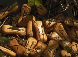 Lot de runes berlines en bois sur le sol