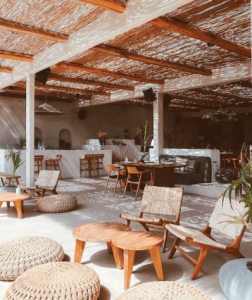 un patio ombragé en pierre travertin