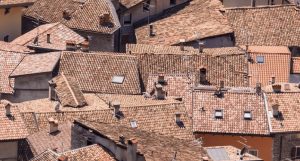Des couvreurs à Montpellier ayant refait une toiture