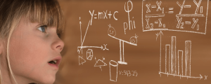 Une fillette avec 5 formules de mathématiques sur un tableau