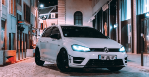 une voiture WV blanche assurée au tiers