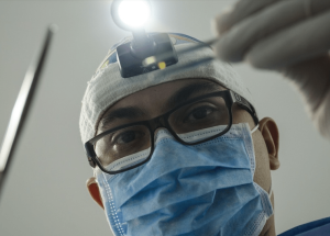 un chirurgien urgentistes au dessus d'un patient en urgence vitale