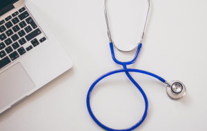 ordinateur, stéthoscope et téléphone les outils indispensable pour gérer une urgence médicale