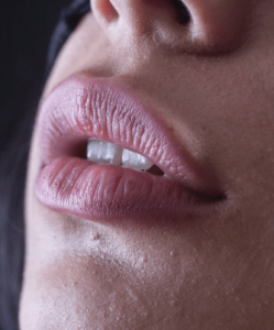 une bouche sensuelle avec des substances qui viennent pimenter le couple