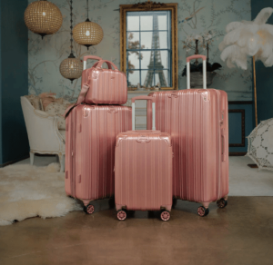 un ensemble de valise de voyage de plusieurs tailles dans une salle d'embarquement