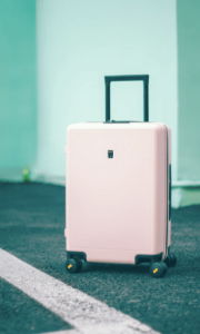 une valise de voyage de petite taille rose