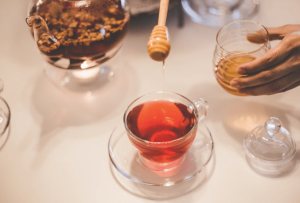 miel de Manuka dans une infusion et un thé