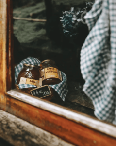 des pots de miel de Manuka dans une vitrine