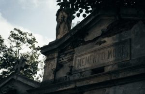des plaques funéraires avec des prix au milieu d'une étale