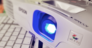 un vidéoprojecteur blanc qui projette un film