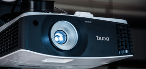 un videoprojecteur noir puissant avec une ampoule qui vient d'être remplacée